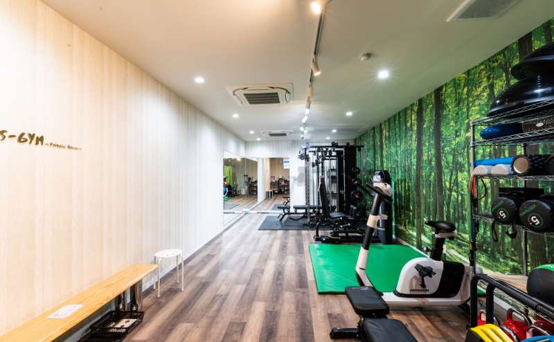 ジムの全体図。40㎡のレンタルジムです。壁面鏡もあります