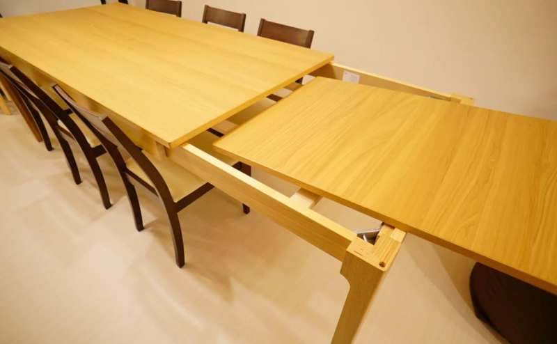 縦90cm横180cmのテーブルを240cmまで拡張できます。会議やセミナー、勉強会、作業などにもご利用いただけます