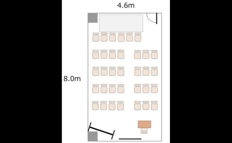 シアター形式のレイアウト例です。机を片付けて椅子のみで30名ご着席いただけます。机は折り畳んで後方で重ねてください