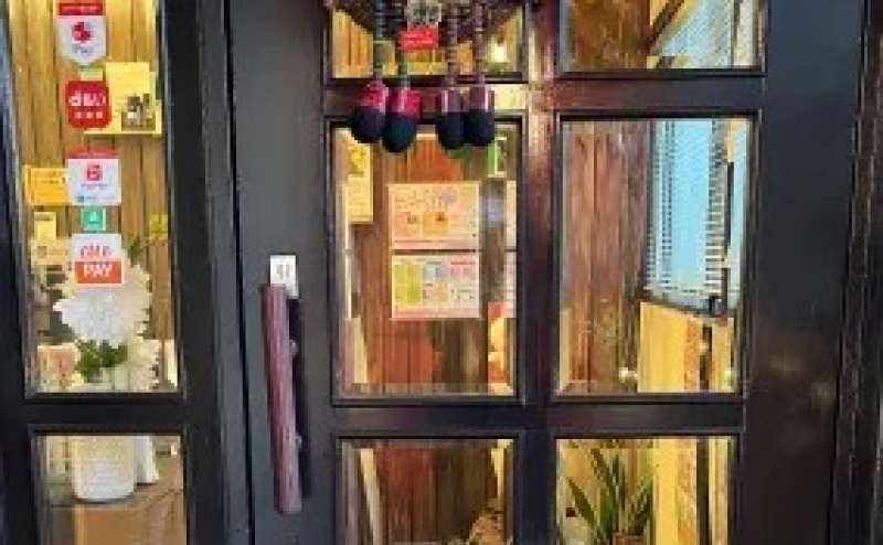 入り口はおしゃれなアンティーク調の扉です。東武東上線鶴瀬駅から徒歩4分の駅近サロンです