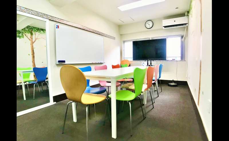 【西新橋のみんなの会議室】新橋駅徒歩11分・御成門駅徒歩6分・内幸町駅徒歩7分・虎ノ門駅徒歩10分他★高速光Wi-Fi・PCも接続できる55インチ大型TV・大型ホワイトボード・DVDプレイヤーを設置