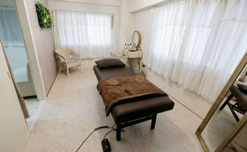 ・2026年3月5日、猫足デスク設置いたしました。よりサロンの雰囲気を楽しんでいただけるお部屋となりました！