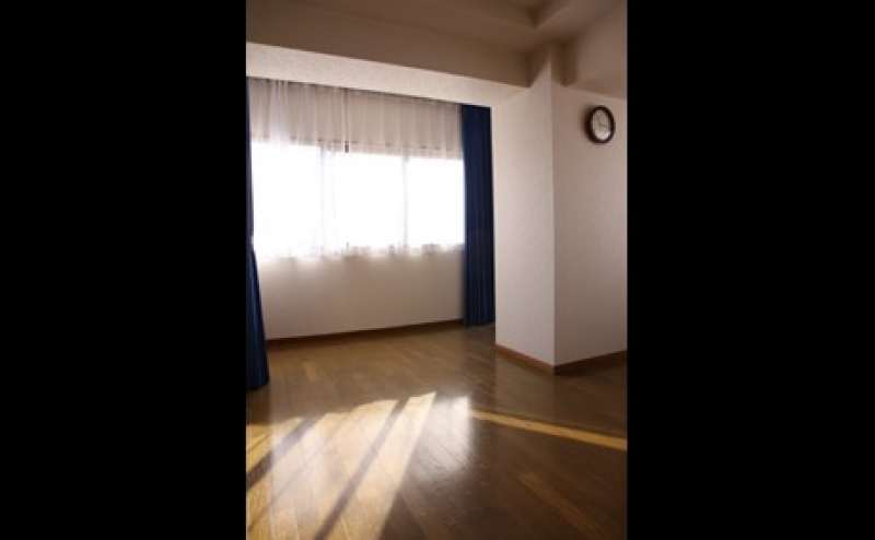 明るい自然光が入ってくるスタジオ