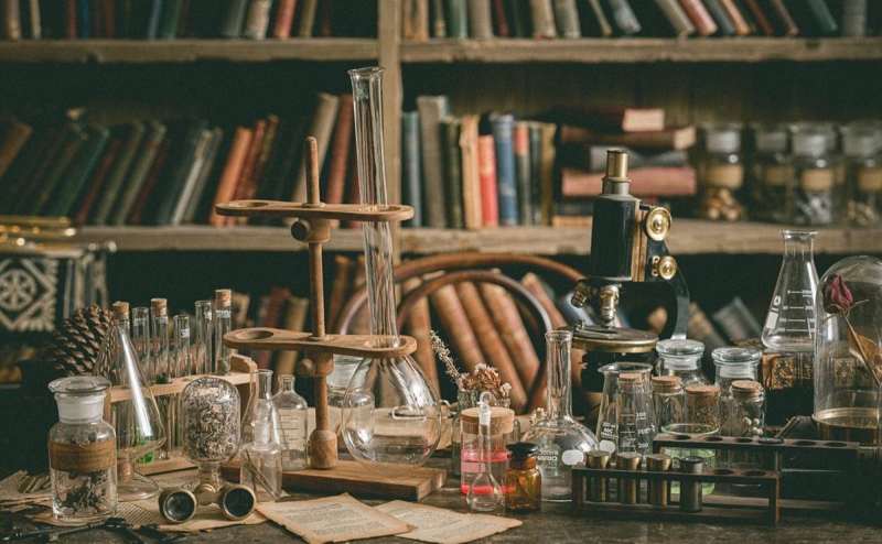 古い本や小物がたくさんあります。