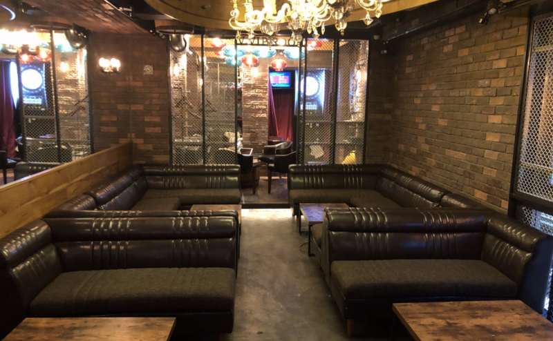 ダーツ個室手前のソファーエリア。