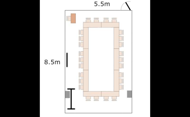 2人掛けテーブル4台、3人掛けテーブル6台の配置です。椅子を減らした配置も可能です