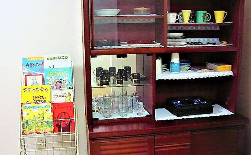 食器棚と絵本＆情報誌ラック