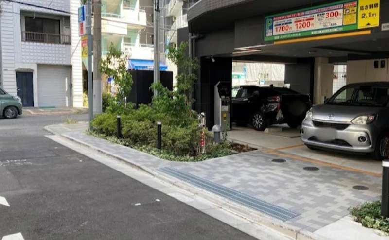 最寄りコインパーキング：エコロパーク メイクス上野(スタジオから約99 m∕徒歩2分)最大料金: 平日1,800 円‧日祝1,200 円∕夜間(18‒8時)350 円