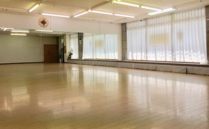 【広さ】１０ｍ×１０ｍ 【床の仕様】 体育館仕様（３０ｃｍごとにスプリング使用）