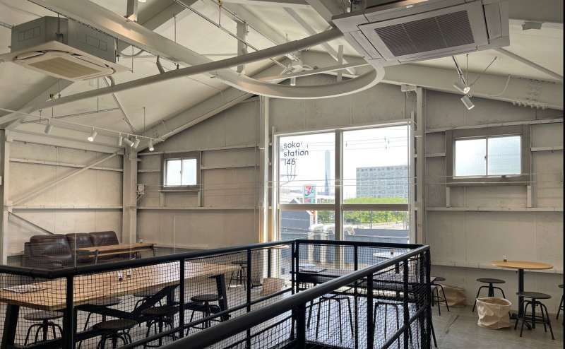 自然光の入る大きな窓。