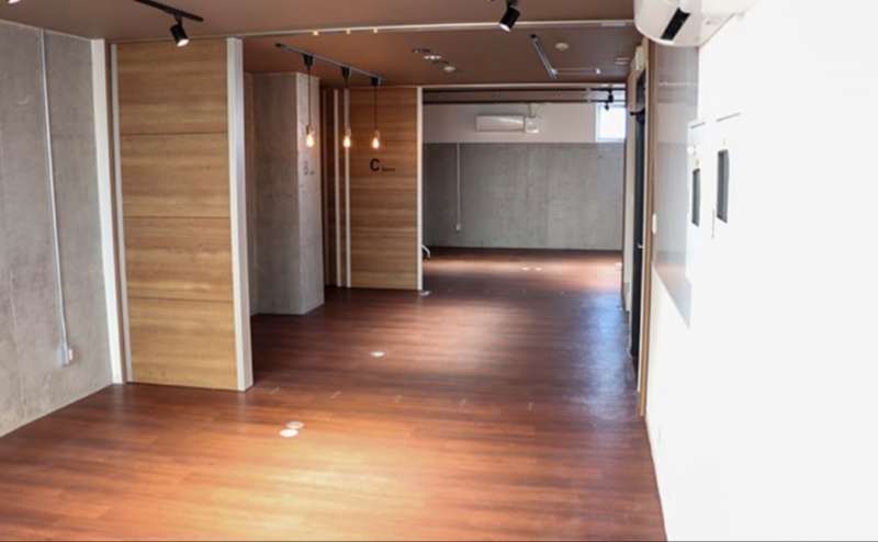 AスペースからCスペースを見るとこの様な感じです。最大30名分の机・椅子のご用意ございます。