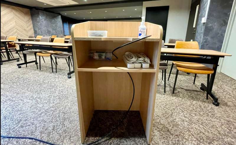 【司会台には延長コードなどの細かい備品を設置しております】 - TIME SHARING 田町赤羽橋 8Aの写真