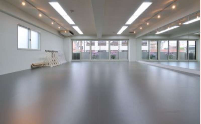 JR中央線国立駅徒歩１分にあるダンススタジオです。