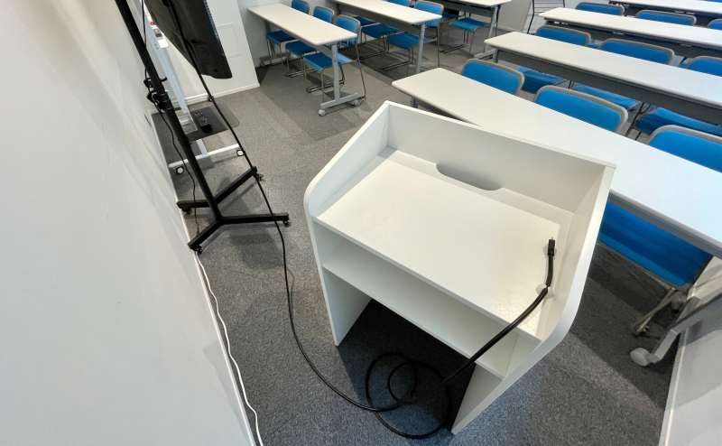 【モニターへは司会台に伸びているHDMIケーブルとお手持ちのPCを繋げるだけで簡単に映像が流せます】 - TIME SHARING 六本木 第6DMJビル 4Eの写真