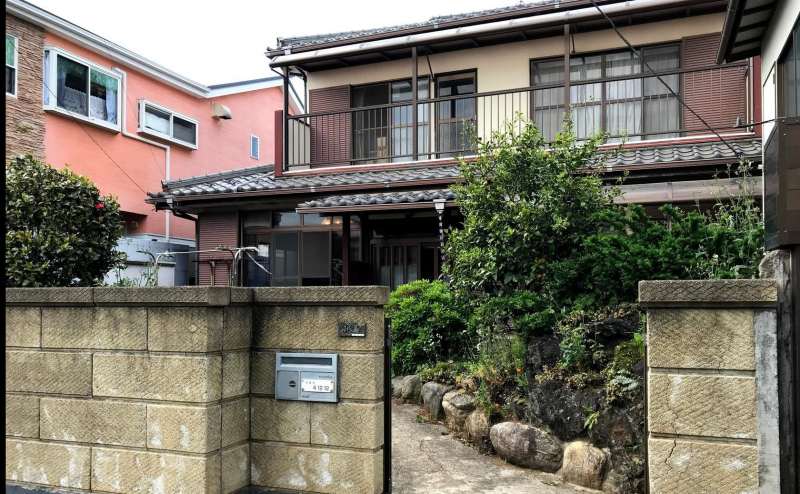 閑静な住宅街の中にある庭付き一戸建てです。