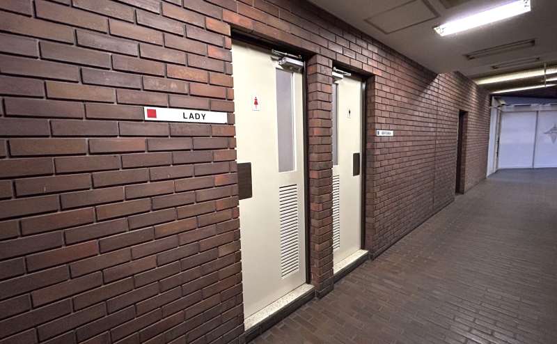 【女性トイレ-共用部にございます-】