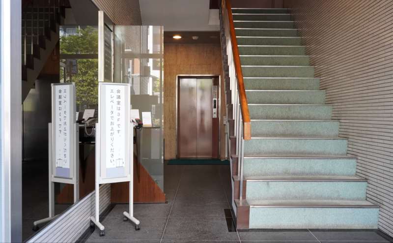 エントランスを入りましたら奥のエレベーターで3階までお上がりください。(雨天時はエントランス内の傘立てをご利用ください)