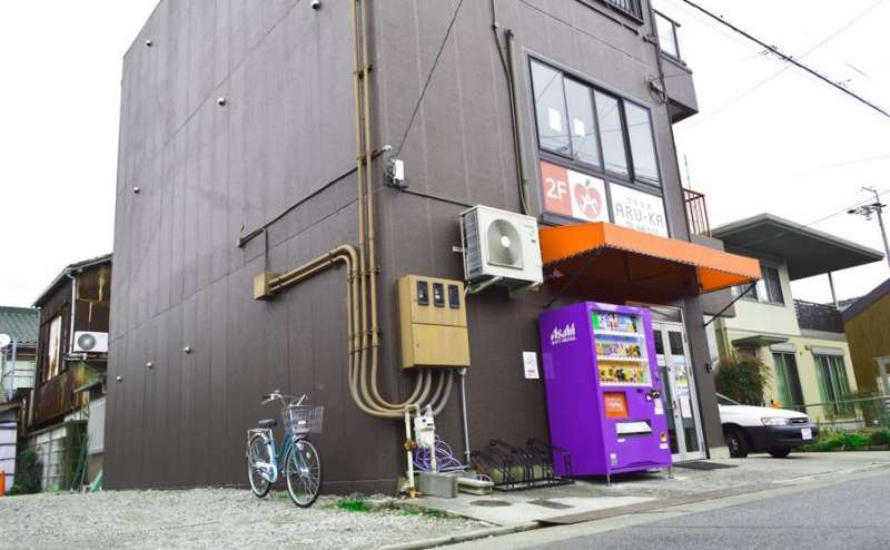 有料駐車場お申し込みのお客様は横の砂利敷き部分をご利用ください