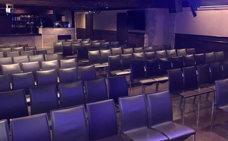 シアター形式　120名