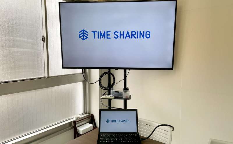 【モニターから出ているHDMIケーブルとお手持ちの機器を繋げるだけで簡単に映ります！】 - TIME SHARING 秋葉原 和泉ビル202の写真