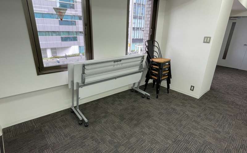 【会議室内に予備椅子4脚・机2台ございます】 - TIME SHARING 茅場町 岡本ビルの写真