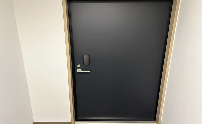 会議室は黒い扉が目印です