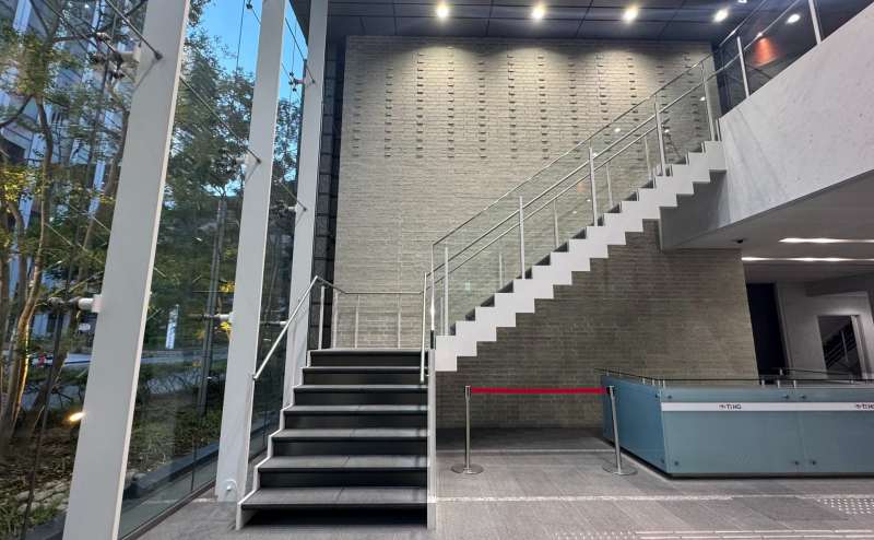 【正面の階段を上がると当会議室がございます。】