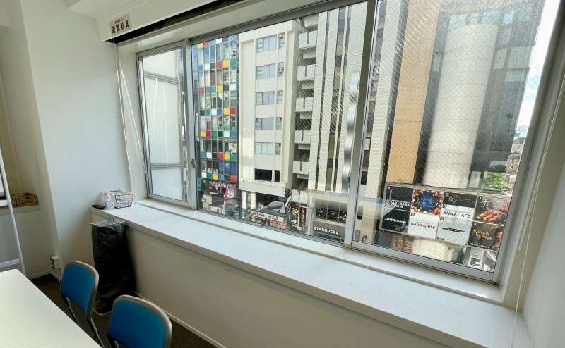 【窓の外には六本木駅前の街並みが広がります】 - TIME SHARING 六本木 第6DMJビル 4Bの写真