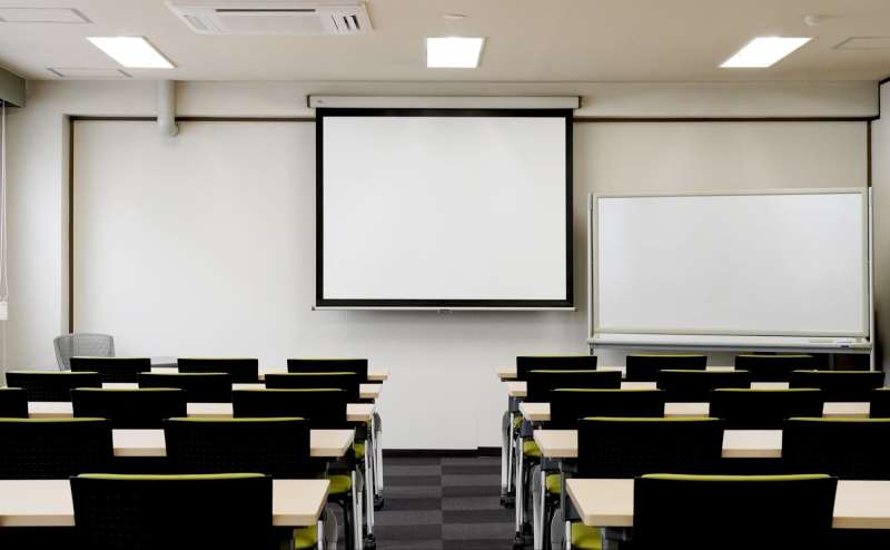 【第一+第二会議室】をご利用の際には、スクリーンとプロジェクターが無料で使用できます。予約時にお申し付けください。