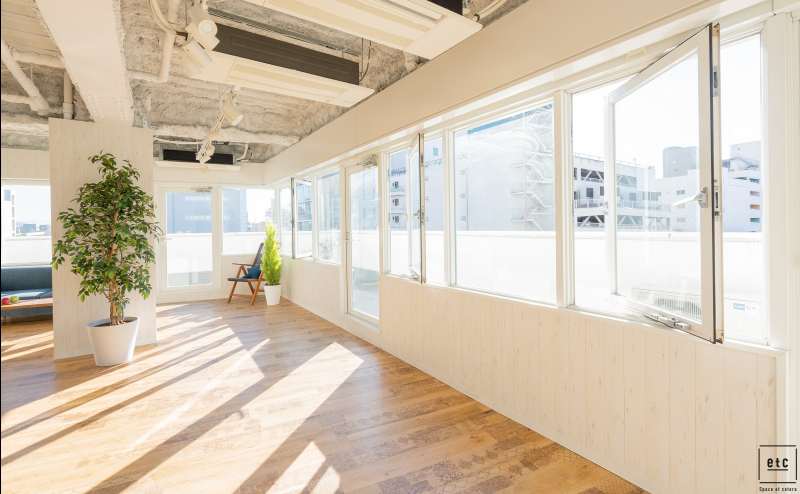 開放的な前面窓。南向きなので、日中明るいです。