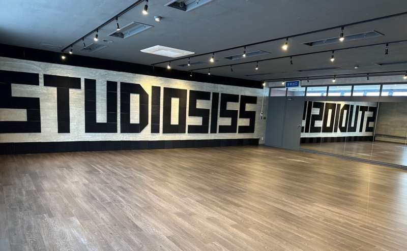 スタジオ　鏡付きで100㎡の広さがあります。更衣室もご自由にご利用いただけます。