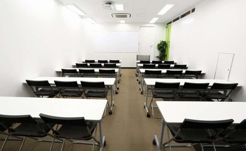 スクール形式、最大で30名　演台、ホワイトボード1、スクリーンなし壁写し