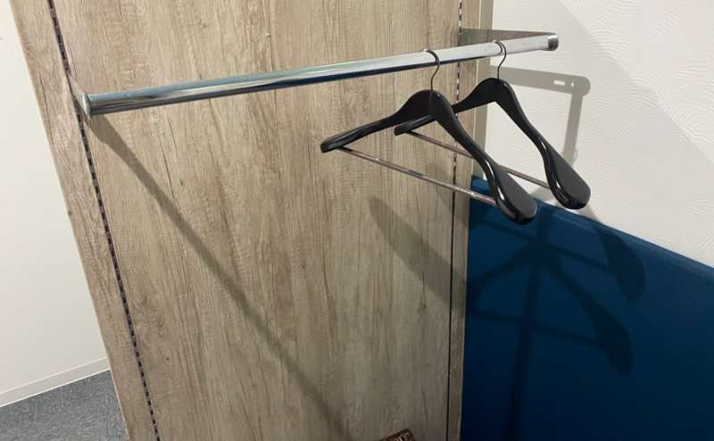御部屋にはお客様がお使いいただける高級ハンガーとラックを御用意しております。
