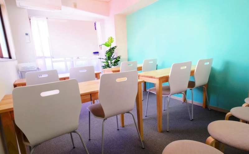 清潔で落ち着いたスペースです。レイアウト変更は自由です。退出時は元にお戻しください