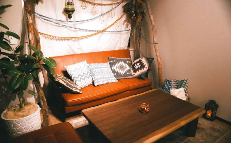 駅近です。終電まで仮眠をとっていただくこともできます