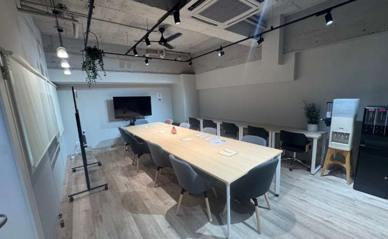 レンタルスペース 【Room1－会議室】商談や勉強会に最適♪カフェ風貸し会議室【赤坂・溜池山王の会議室】