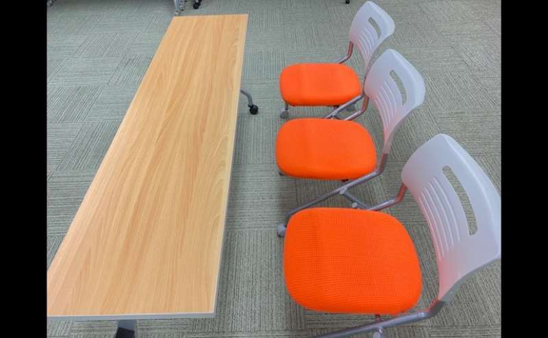 椅子と長テーブル