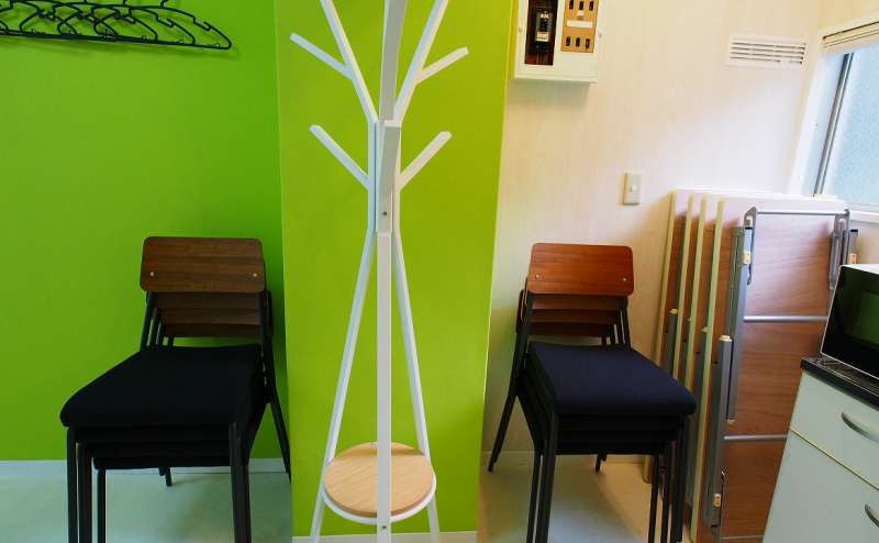 椅子とテーブルはこちらに置けます。