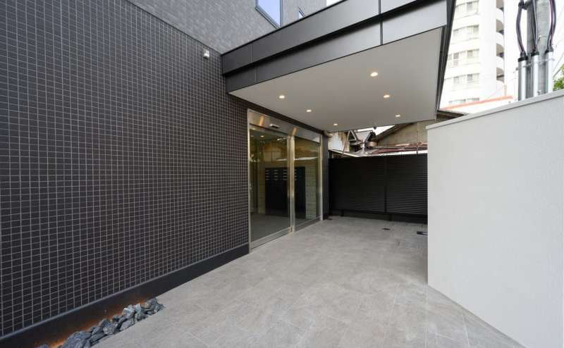 1Fエントランス。2021年4月に建ったビルなので綺麗です。