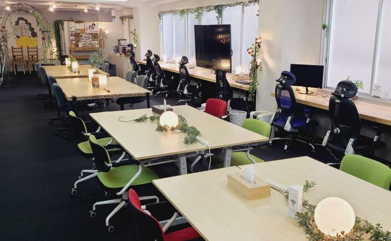 グループディスカッションも可能な、4～6名掛けテーブル6台あり！