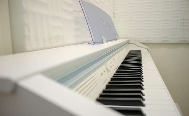 スタジオCat | ボイストレーナーの方！マンツーマンでボーカルや声のレッスンを行える、新宿から１駅の格安スタジオ。個人練習にも！