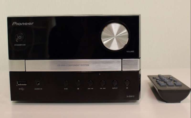 AUXコード（PC/iphone等と接続可）・CD・USB(ｍｐ３データ)　再生可