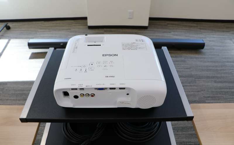 プロジェクターは合計２台。HDMIケーブルはプロジェクター台に入っています  - TIME SHARING 蒲田 第二美須ビルの写真