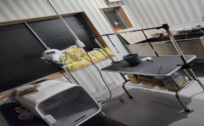 愛知県豊川市　ドッグカフェ、ドッグラン施設内のトリミングスペース