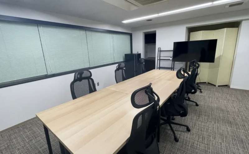 シンプルで作業しやすい環境です。窓を開けることもできますので換気の心配もありません