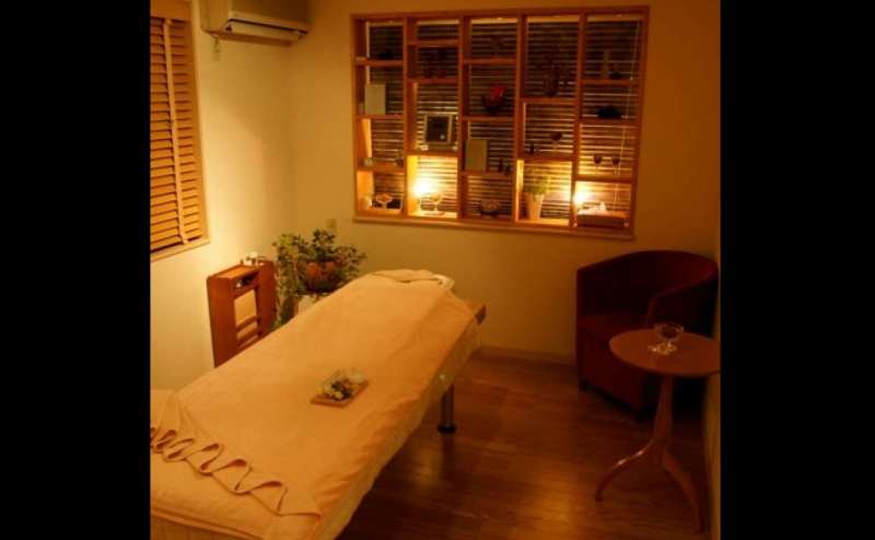 落ち着けるサロンルーム。ベッドは移動させることもできます