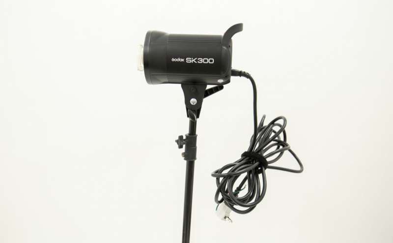 モノブロックはコンセントに取り付けてご利用ください