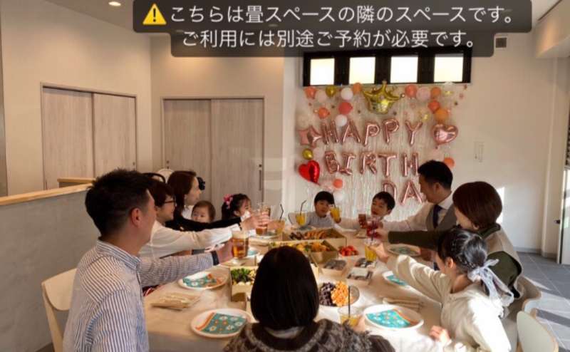 ドアで仕切られた隣のスペースにはキッチン付きのスペースがあります（※ご予約は2スペース分必要です）