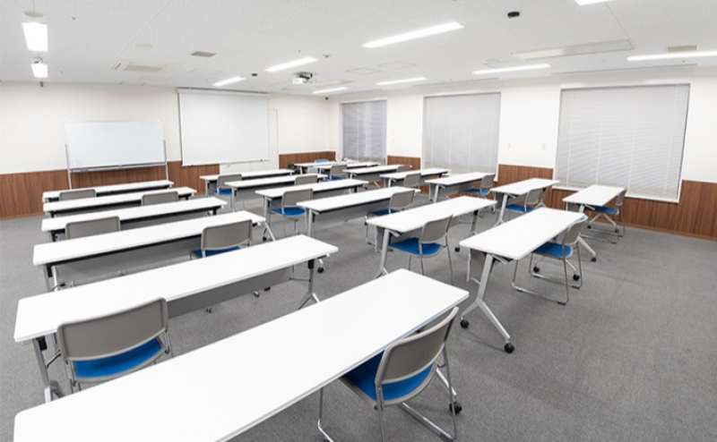お気軽にご利用いただける駅近会議室。最大収容人数30名様。69.6㎡の広さの駅近会議室