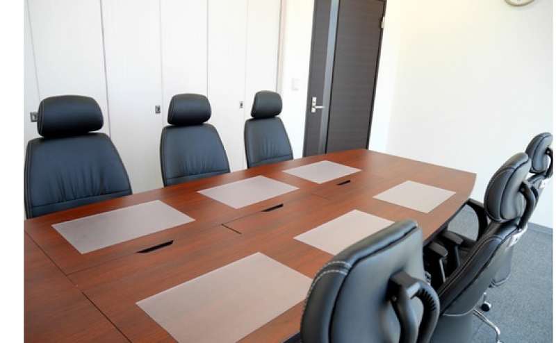 重厚な椅子と木目調の机  高級感のある空間